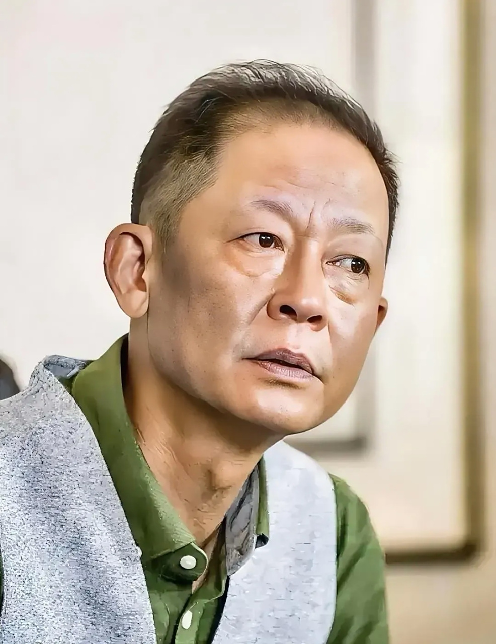 王志文说:"到了一定年龄,没有稳定的收入,没有存款,亲人遇到事情你拿