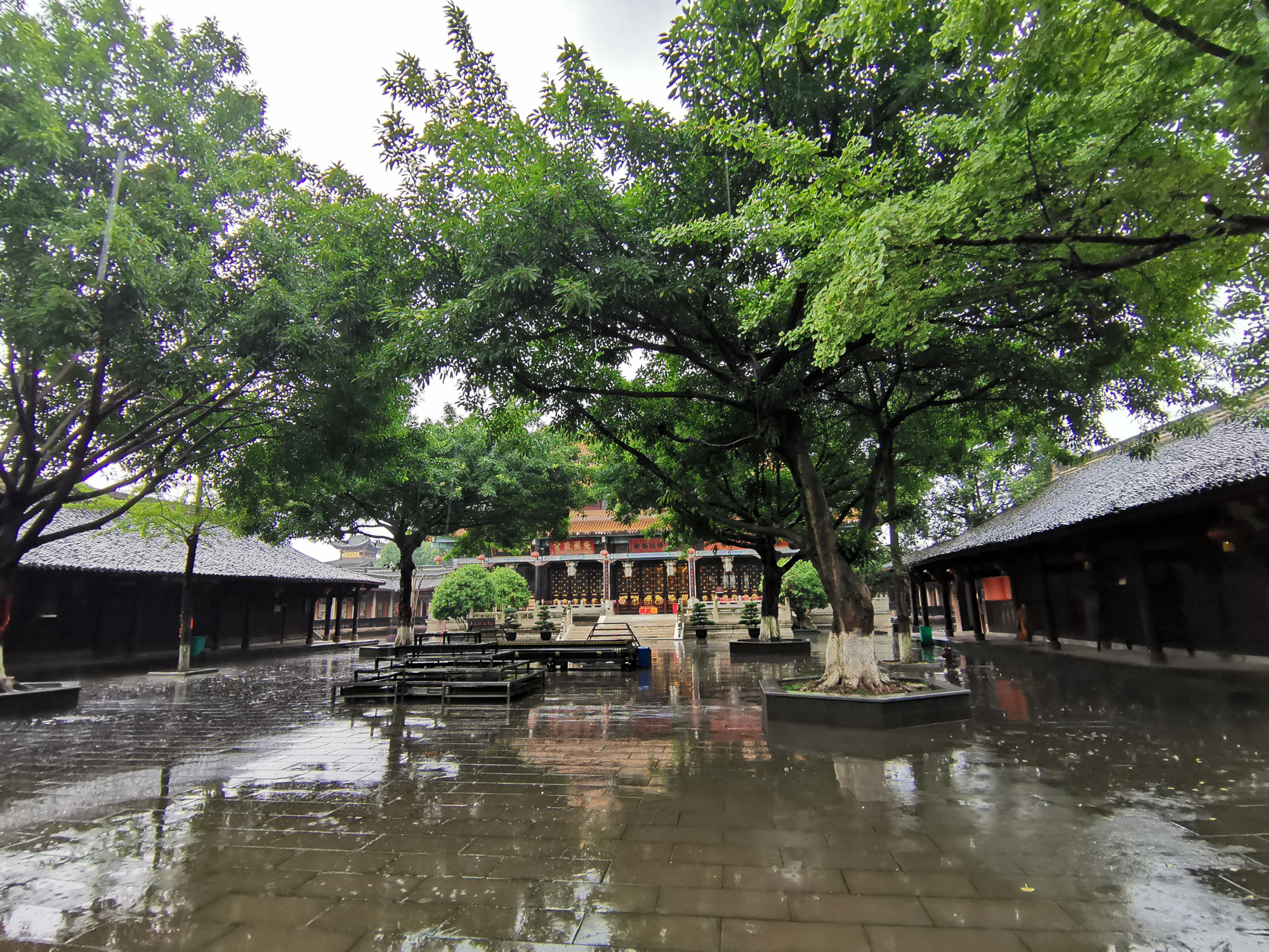 如果汶川地震中北川,映秀代表绝望,那么什邡罗汉寺就代表希望