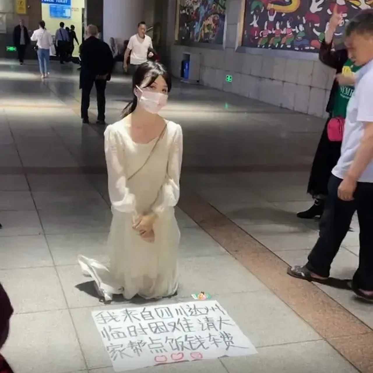 世界之大无奇不有,一个四肢健全,而且长得漂亮的姑娘跪在大街上乞讨