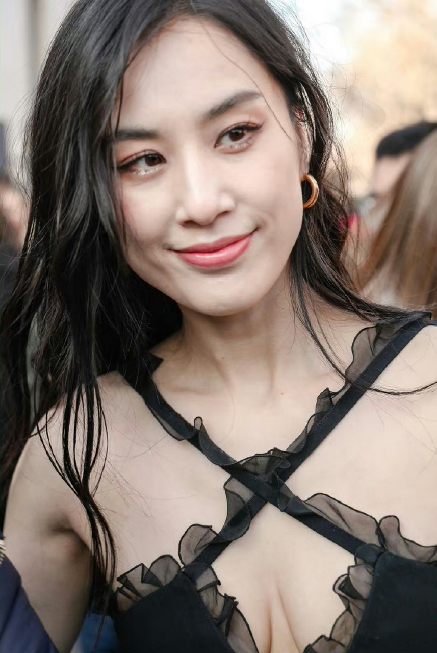 黄圣依# 清纯妩媚的容颜,丰满傲人的酥胸,窈窕曼妙的身材,前凸后翘