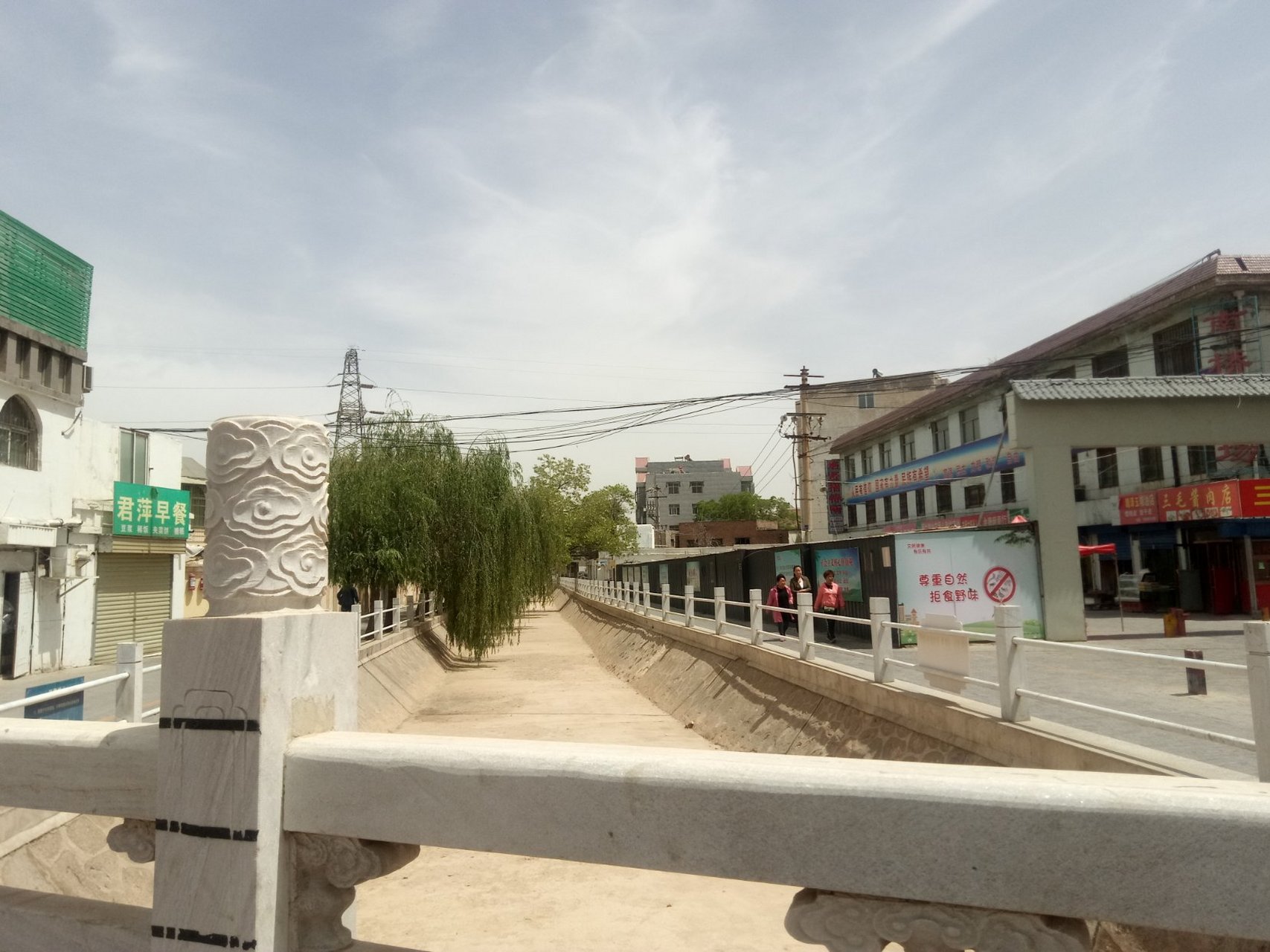 红花渠是银川的一条景观渠!如今已经失去灌溉作用,蜿蜒在银川城里.