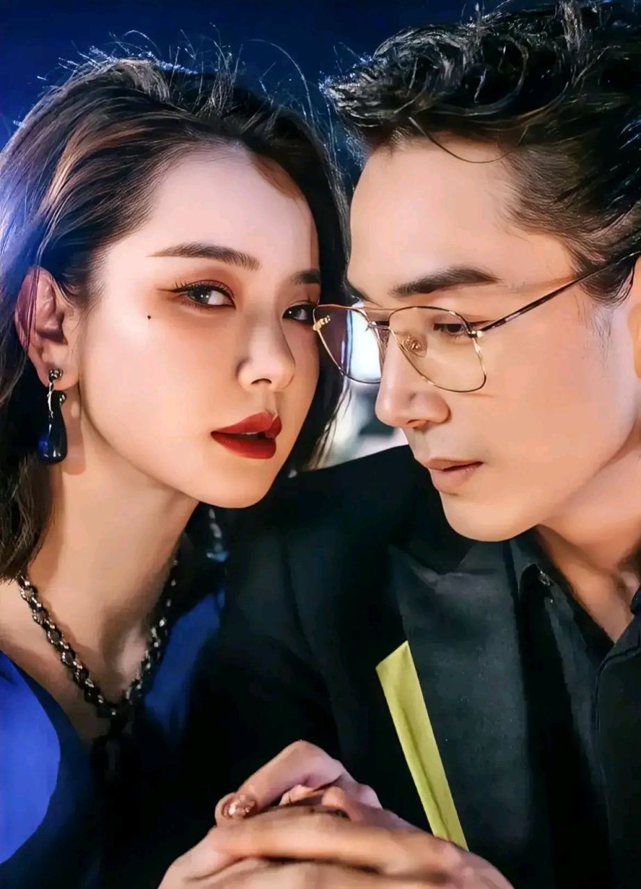 据说两人是在一次朋友聚会上认识的,当时李承铉对戚薇一见钟情,但是