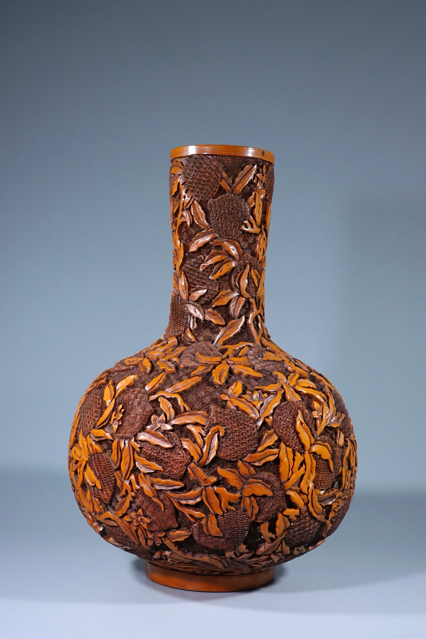 清代 剔黄漆器桃纹天球瓶 规格:高40cm宽25cm重2553克