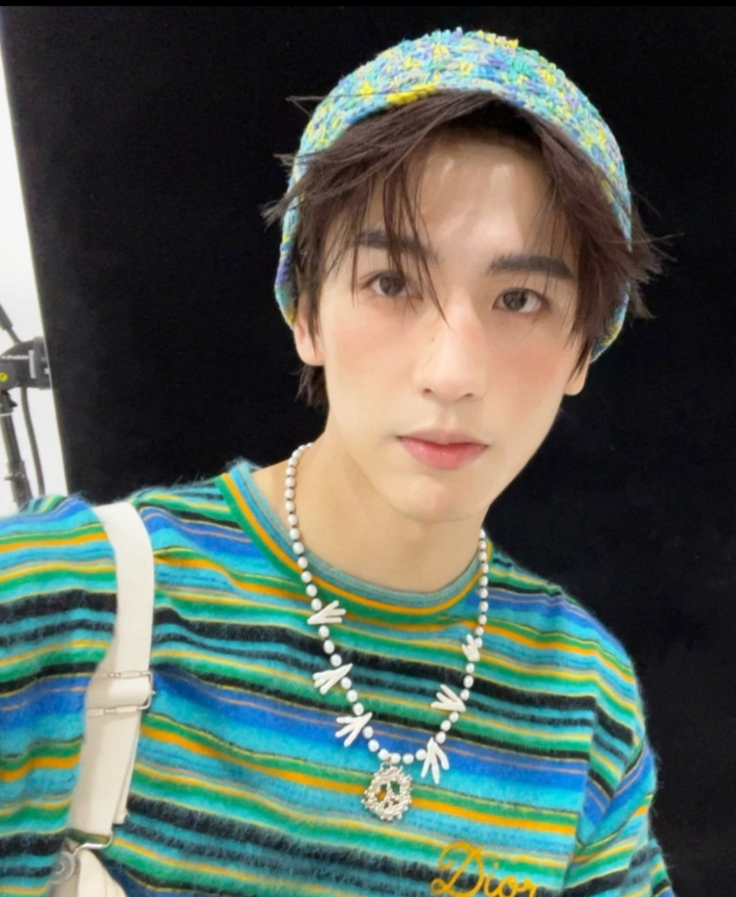 张凌赫晒片场自拍照,越来越精致了,对镜头wink一点也不油腻,帅气又