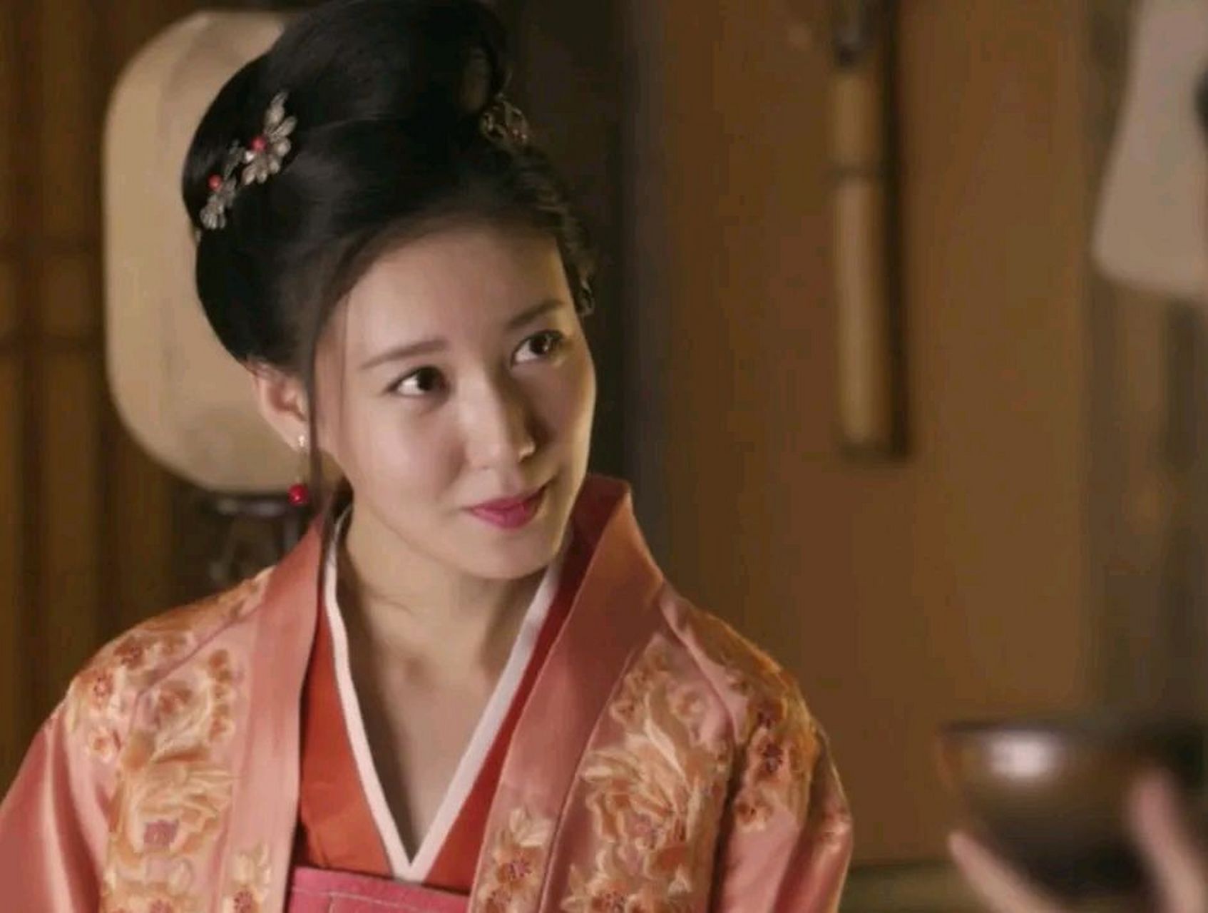 古代,一个员外娶了个漂亮小妾,妻子忌妒,对小妾打骂不停,小妾却逆来顺