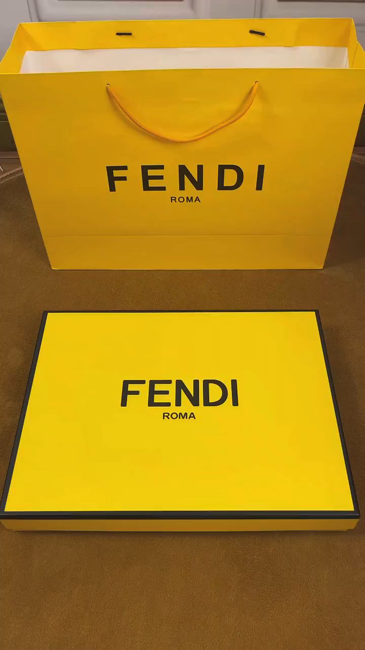 芬迪高领打底衫长袖,轻柔舒适百搭