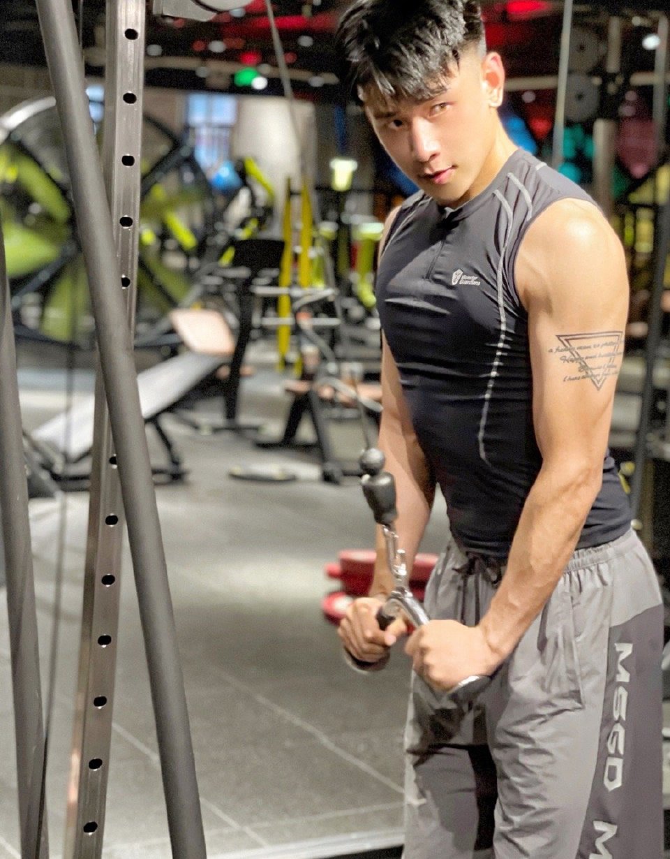 健身小哥有气质,痞坏容颜超迷人,身穿黑色修身服的体育生,有范