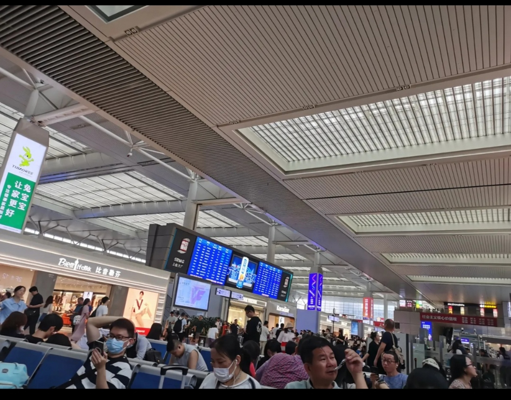 高铁站候车室温度太高了,无论深圳北站还是上海虹桥,既然是新建的高铁