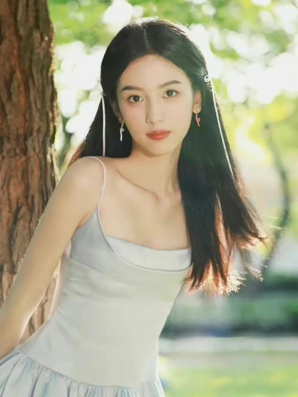 周也蓝色抹胸吊带连衣裙,遗落凡间的仙女#娱乐最前沿# #明星生图大赏