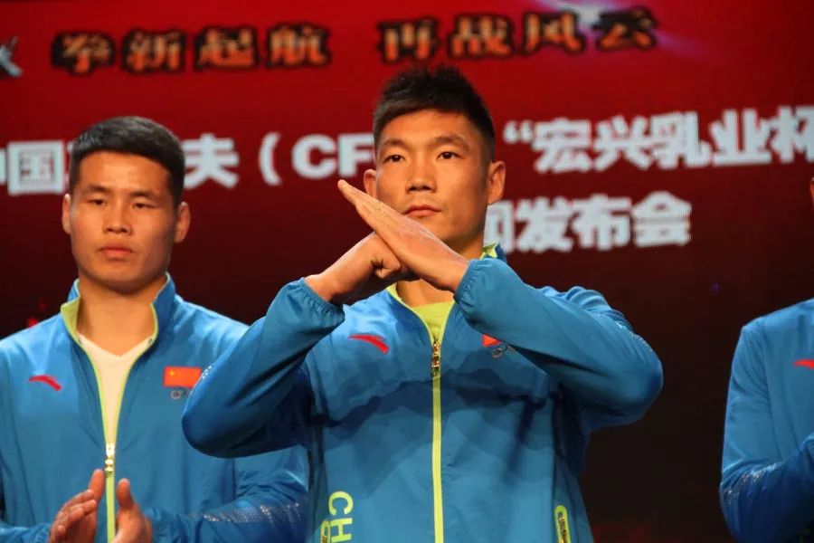 左手抱拳与右手抱拳,到底有什么区别?搞不清楚很容易闹笑话的