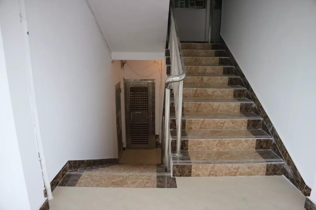 加装电梯选平层入户还是半层入户好?