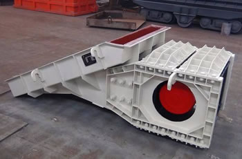 振动给煤机在运行时处于近共振状态下振动