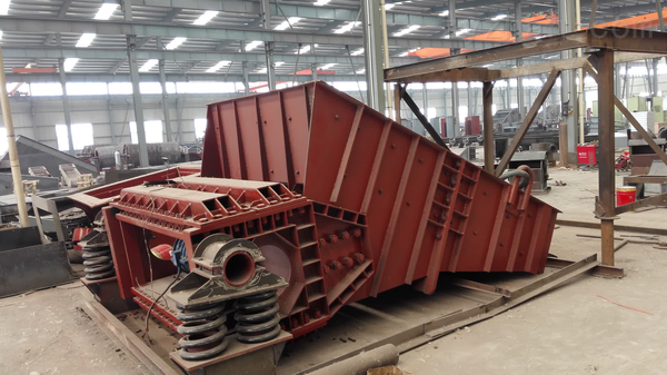 振动给煤机在运行时处于近共振状态下振动