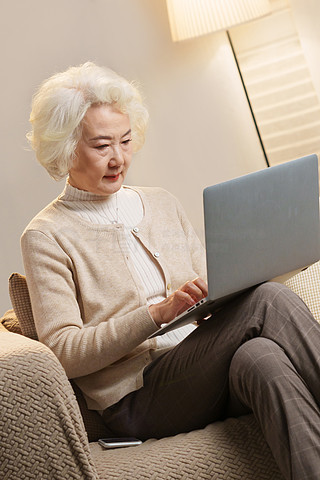 孤岛玫瑰:林阿姨的"爱情陷阱"启示录