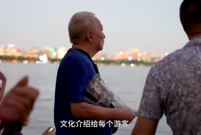 西湖畔的"活历史":82岁范大爷,以诗为舟,载你梦回千年西湖