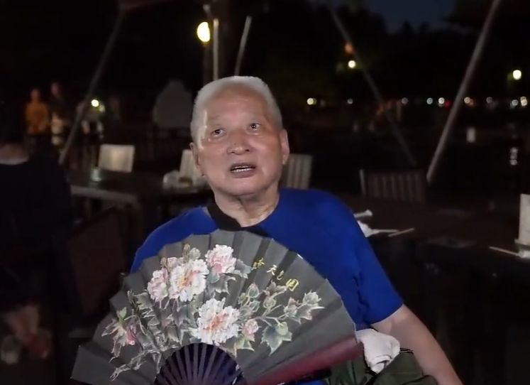 西湖畔的"活历史":82岁范大爷,以诗为舟,载你梦回千年西湖