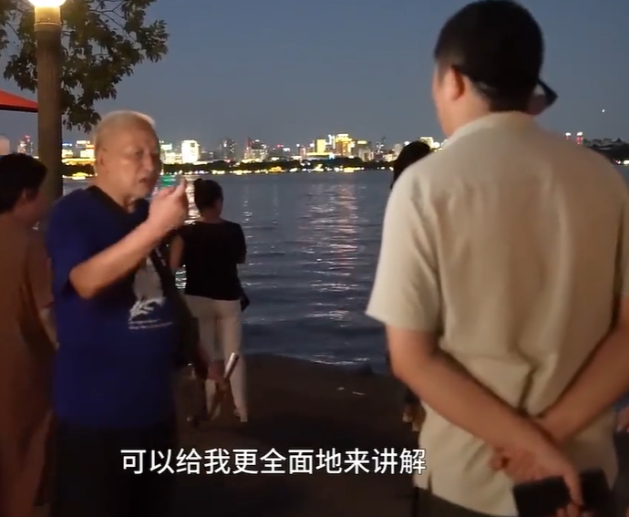 西湖畔的"活历史":82岁范大爷,以诗为舟,载你梦回千年西湖