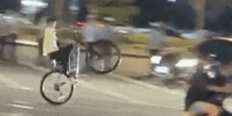 "鬼火少年"骑改装车飙车,放烟花扰民,严重亵渎先烈.警方出击