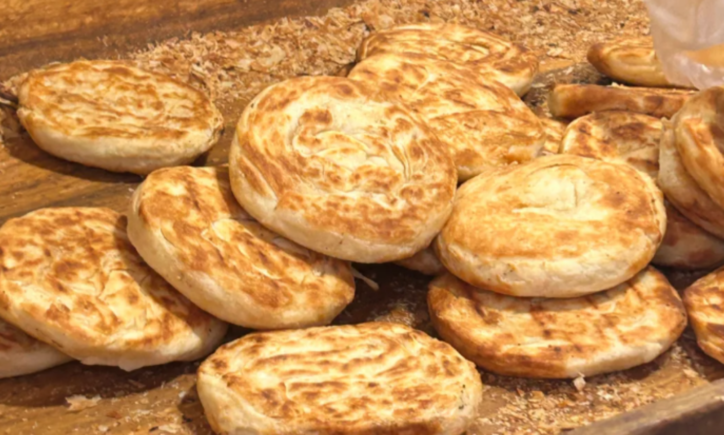 3. 莱芜烧饼:吊炉里烤出的黄金铠甲