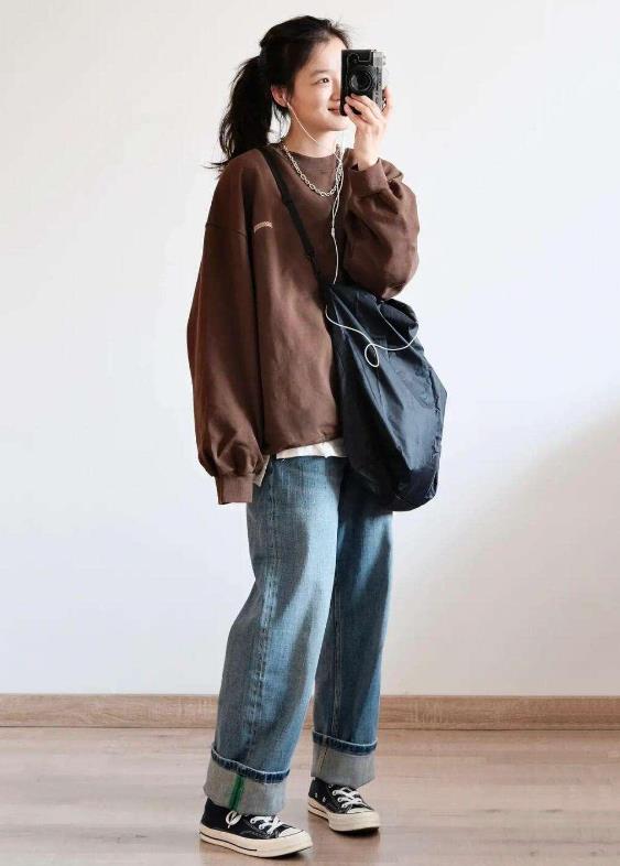 咖色卫衣配牛仔裤好看吗?探讨一下这一经典组合的魅力所在!