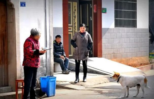 在乡村,若某家很少有邻居拜访,揭示了三种情况