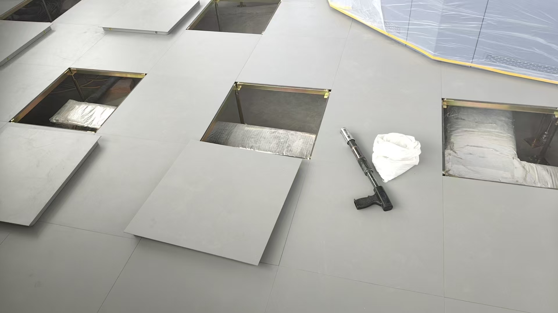 600x600x35mm灰色无边防静电金属活动地板