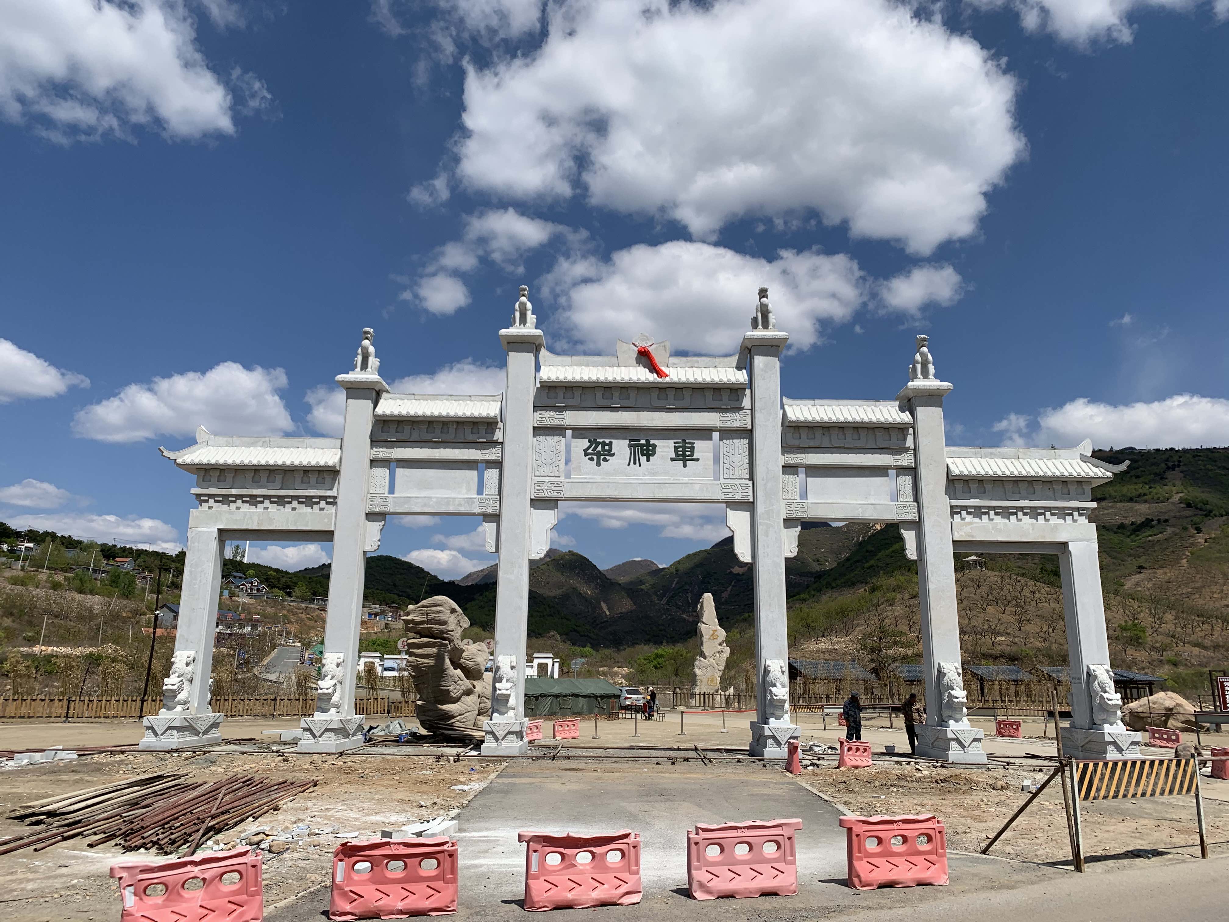 广州美丽乡村的三门五楼石牌坊