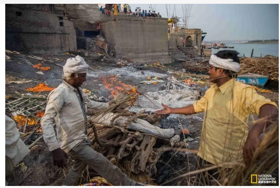 科学严谨的印度恒河旁的火葬