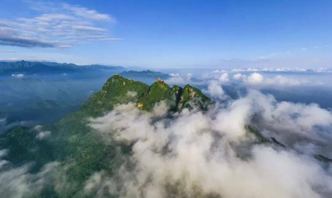 终南山:终南阴岭秀,积雪浮云端