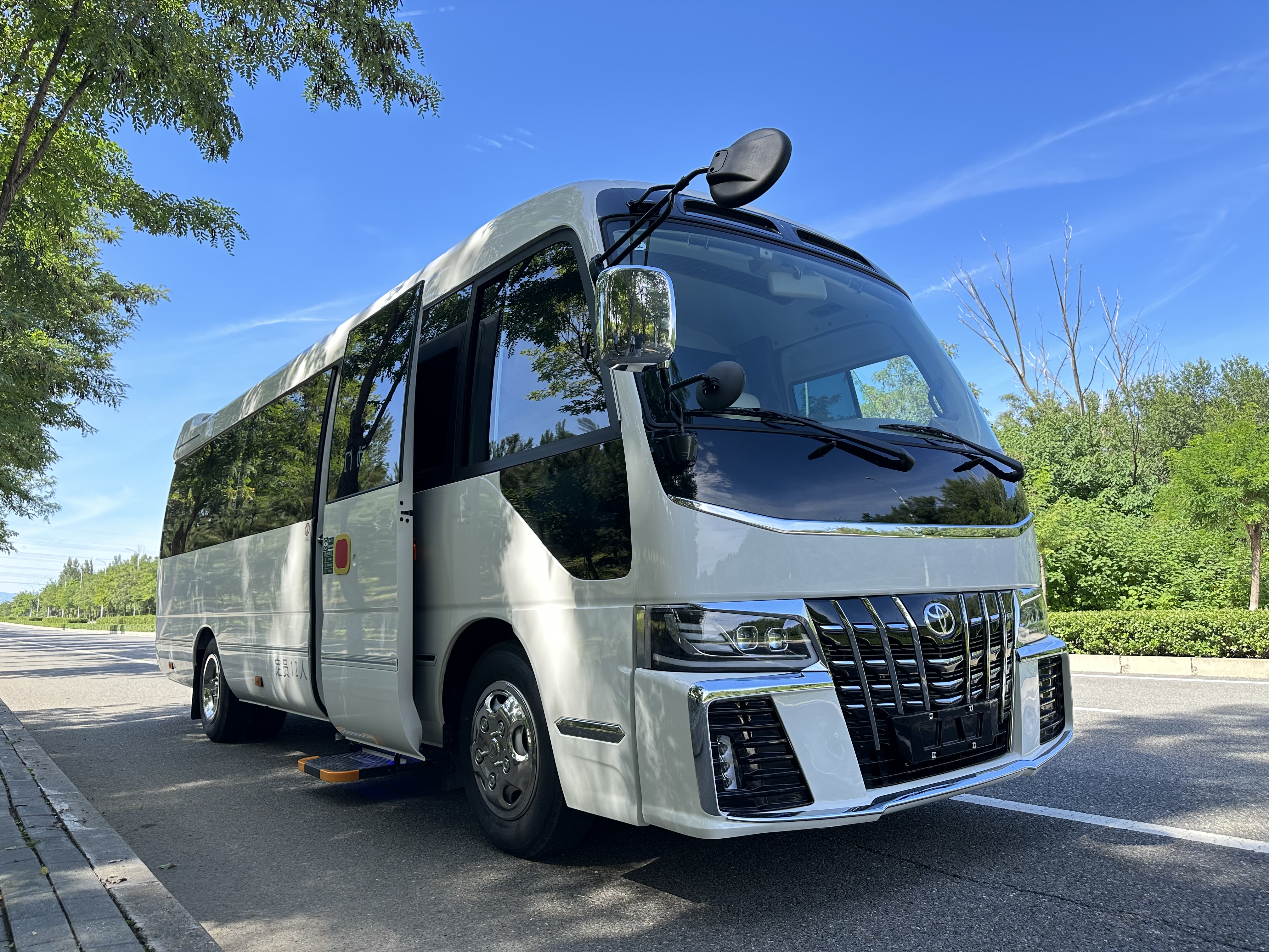 揭秘豪车新贵,百万级丰田考斯特,究竟凭什么征服高端市场?