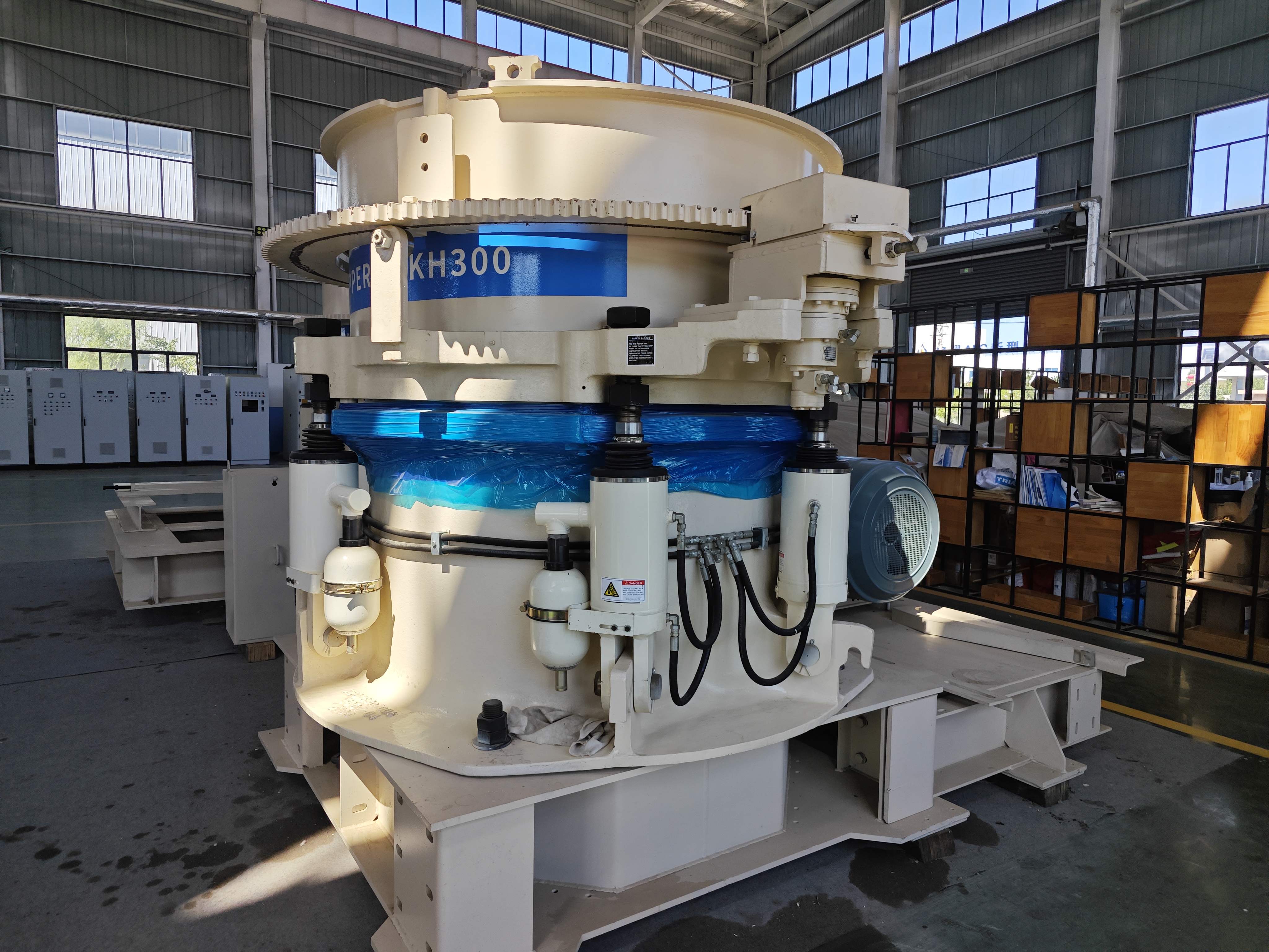 多缸液压圆锥式破碎机在砂石骨料和矿山行业的应用很普遍,特别是在中