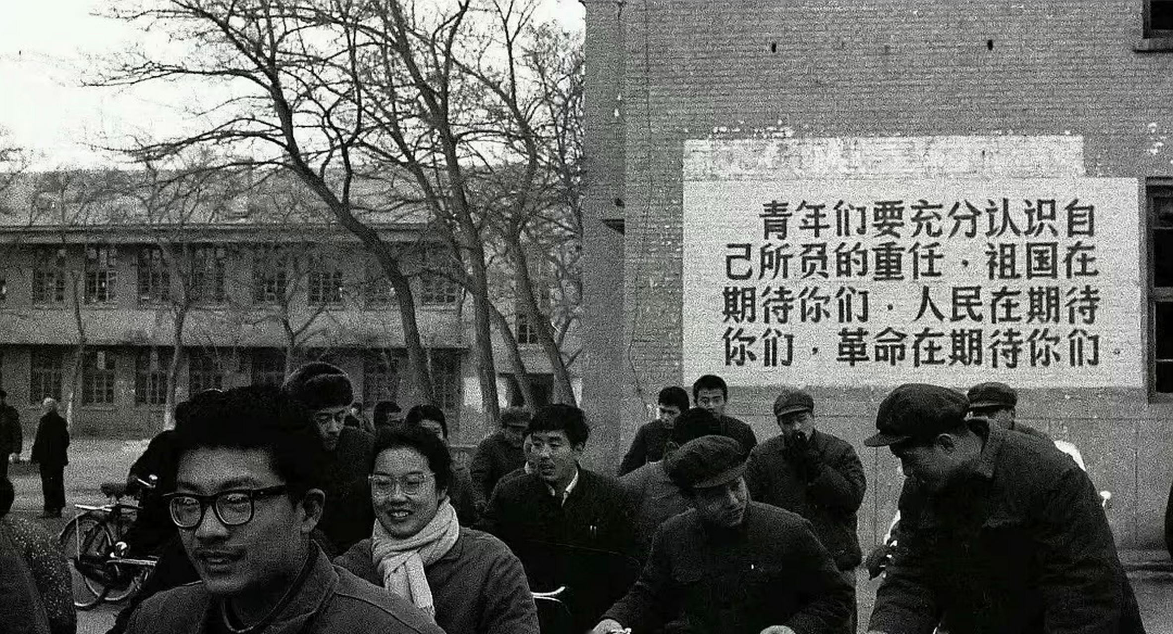 1977年首次恢复高考:试卷简单到小学生都会?为何录取率不到5%?