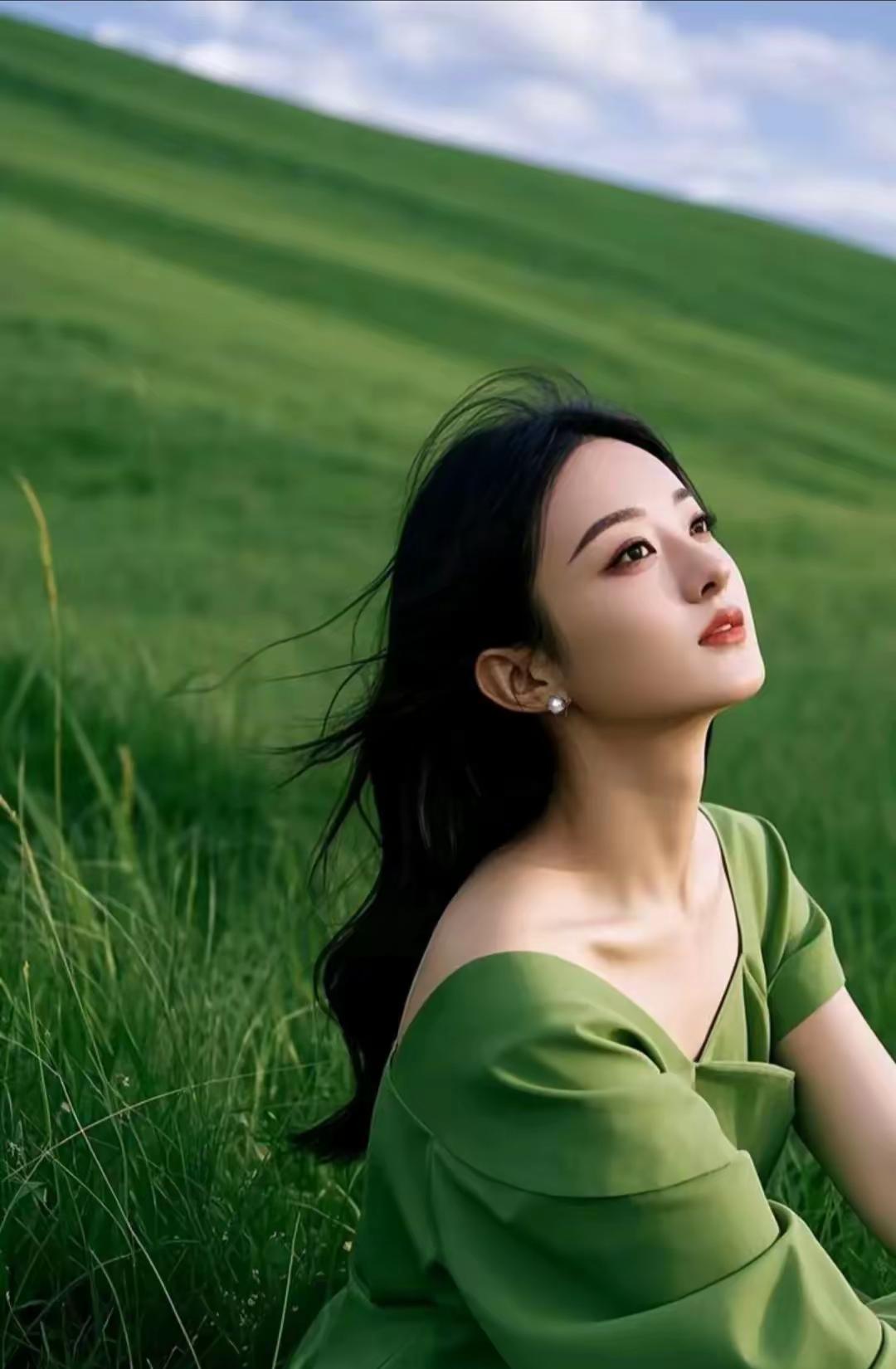 赵丽颖的草原绿裙,为何成了春天的流动诗?