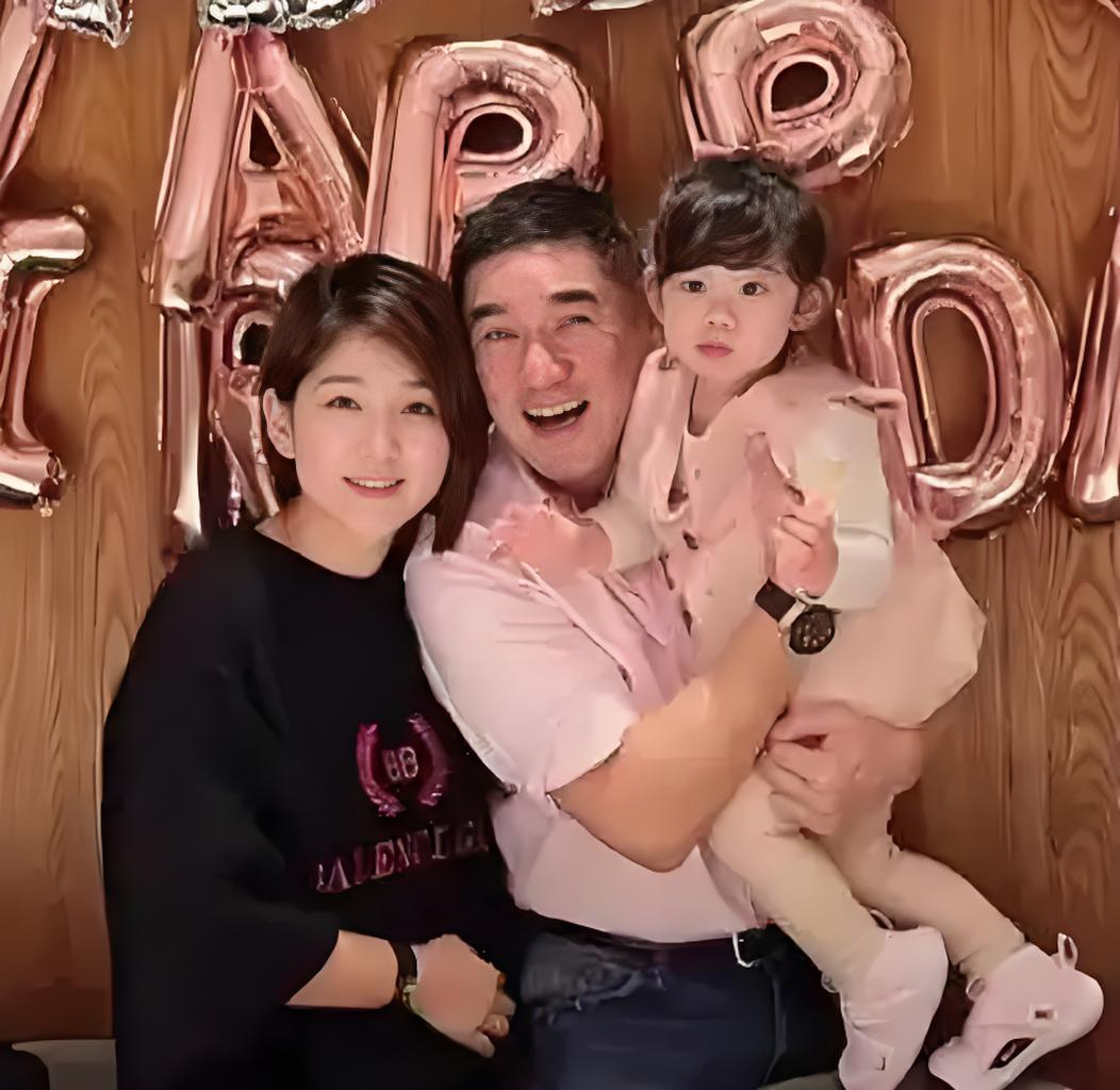 "花甲之年"的吴大维,与妻子依然恩爱如初,一家三口甚是幸福