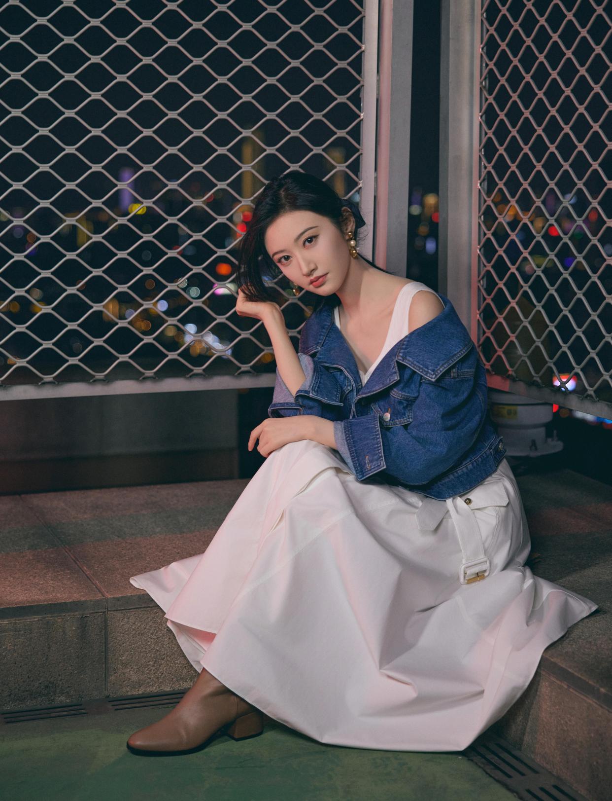 景甜穿白色连衣裙外搭牛仔外套,清新文艺,撑着雨伞营造唯美氛围