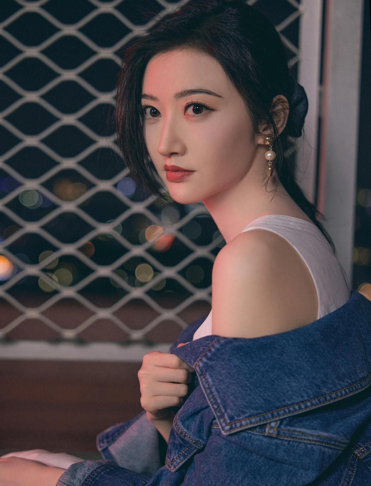 景甜穿白色连衣裙外搭牛仔外套,清新文艺,撑着雨伞营造唯美氛围