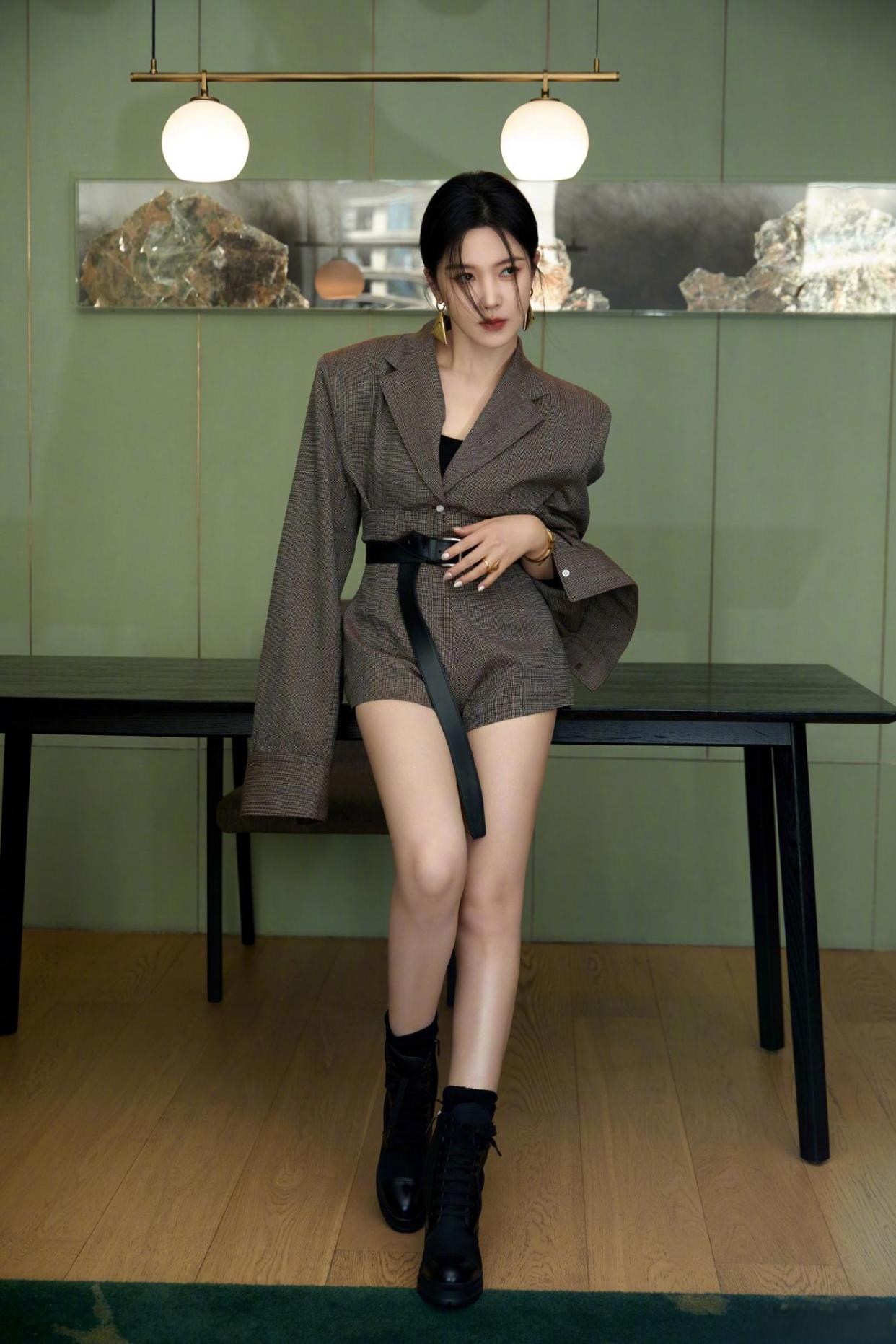 杨子姗棕色西服套装亮相,美腿修长纤细,御姐魅力尽显,魅力四射