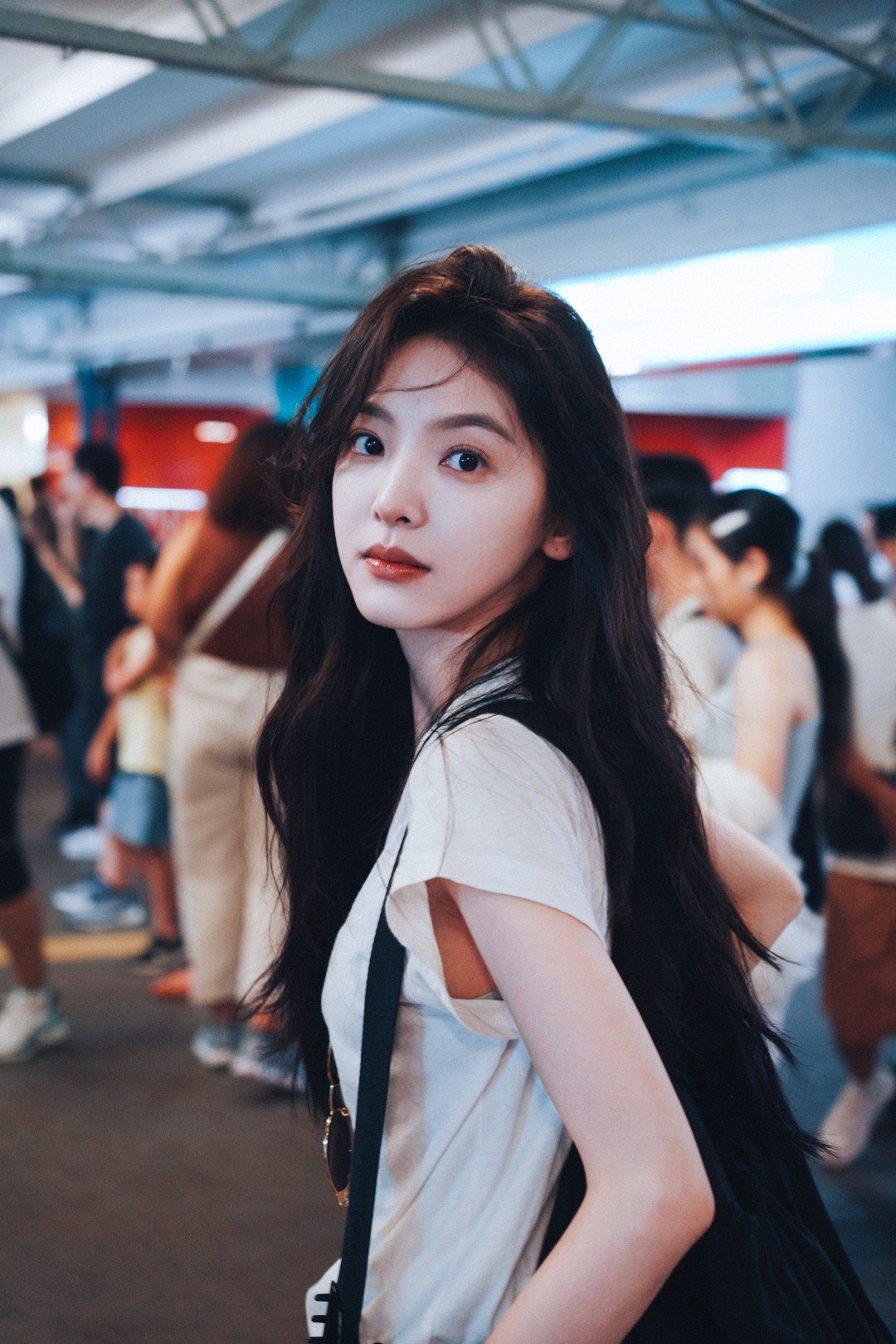 章若楠白t牛仔裤搭双肩包,清纯可爱如初恋,夏日里的清新风景线