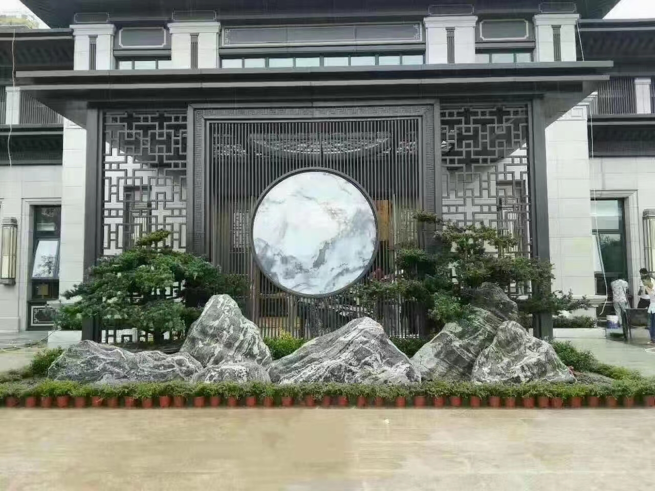 雪浪石,庭院草坪中摆放将自然山水之景巧妙融入我们的生活空间