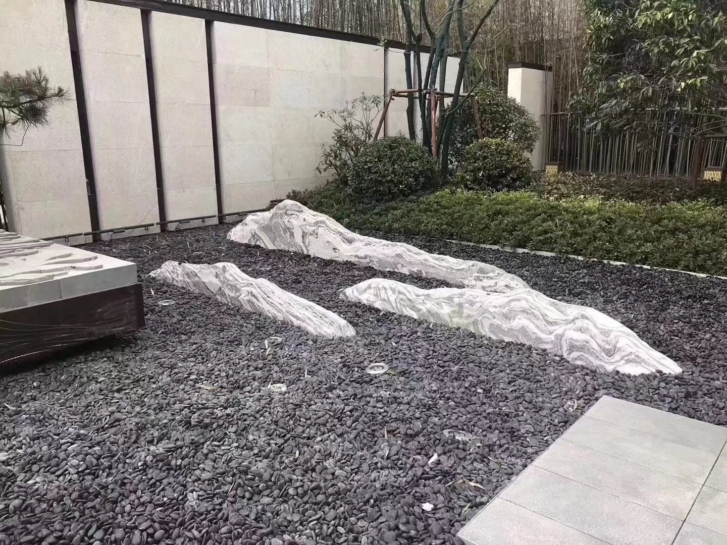 雪浪石,庭院草坪中摆放将自然山水之景巧妙融入我们的生活空间