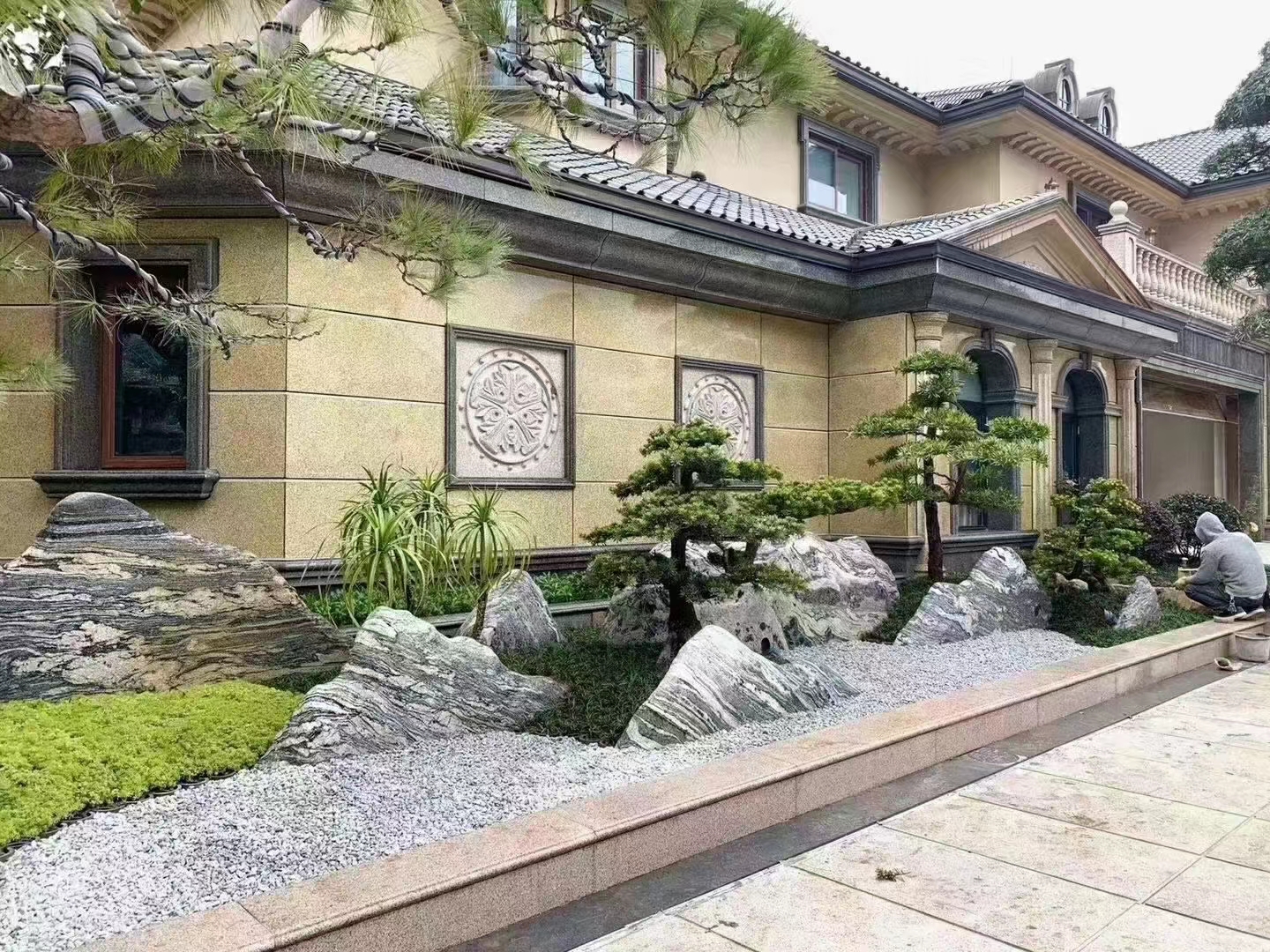 雪浪石,庭院草坪中摆放将自然山水之景巧妙融入我们的生活空间