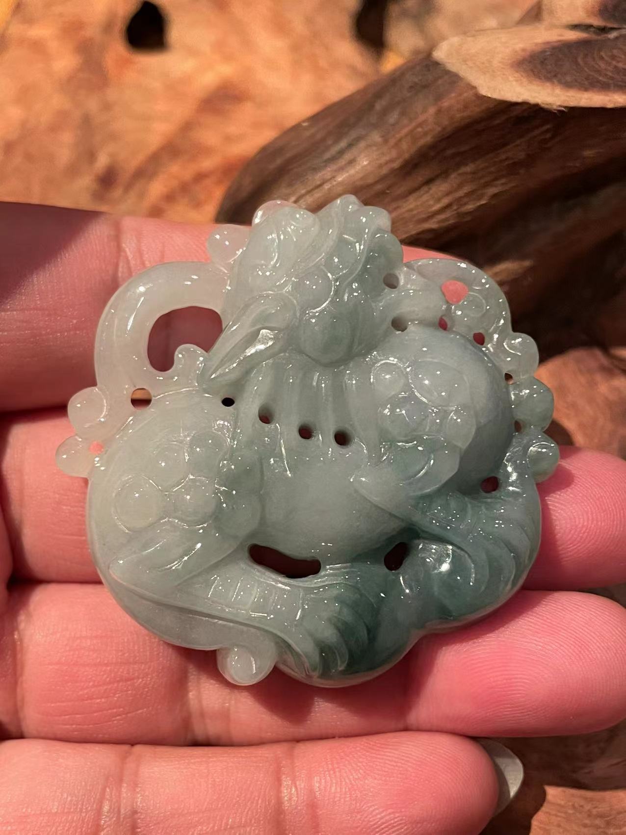 超大的翡翠麒麟,质地细腻,镂空雕刻十分传神