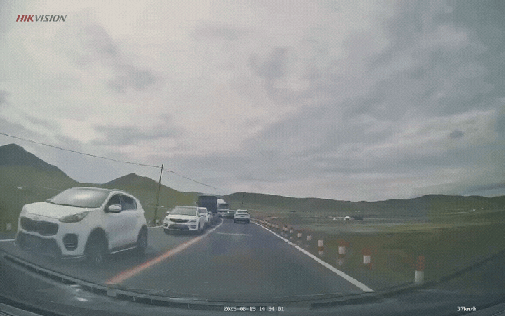 小米汽车车主提车收花，不幸遭撞后竟再获赠花-有驾