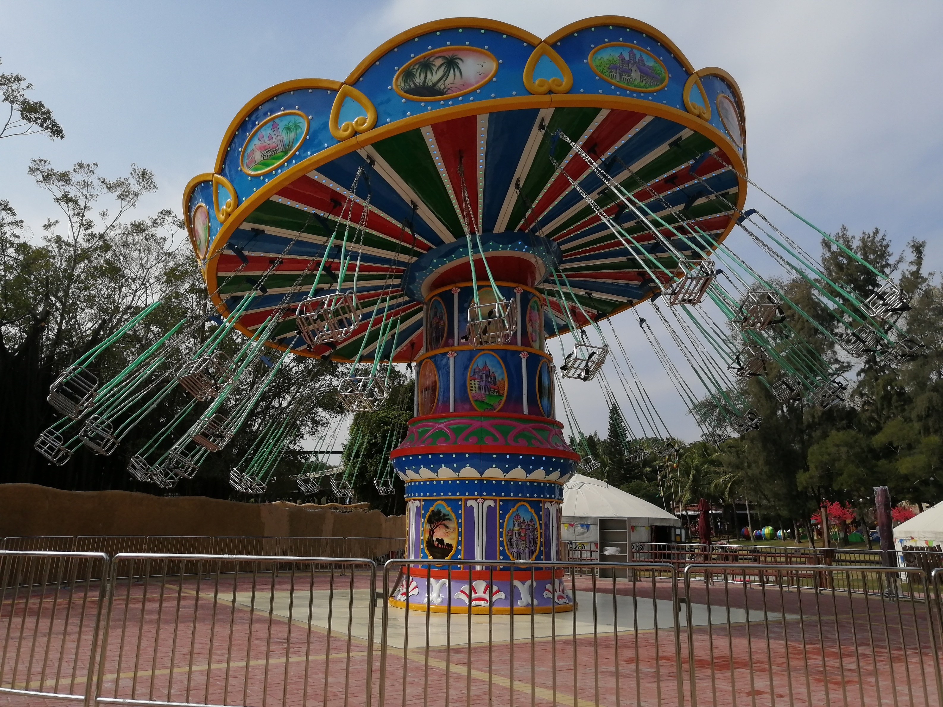 飓风飞椅,又称为豪华飞椅或摇头飞机,是游乐场中备受欢迎的旋转类游乐