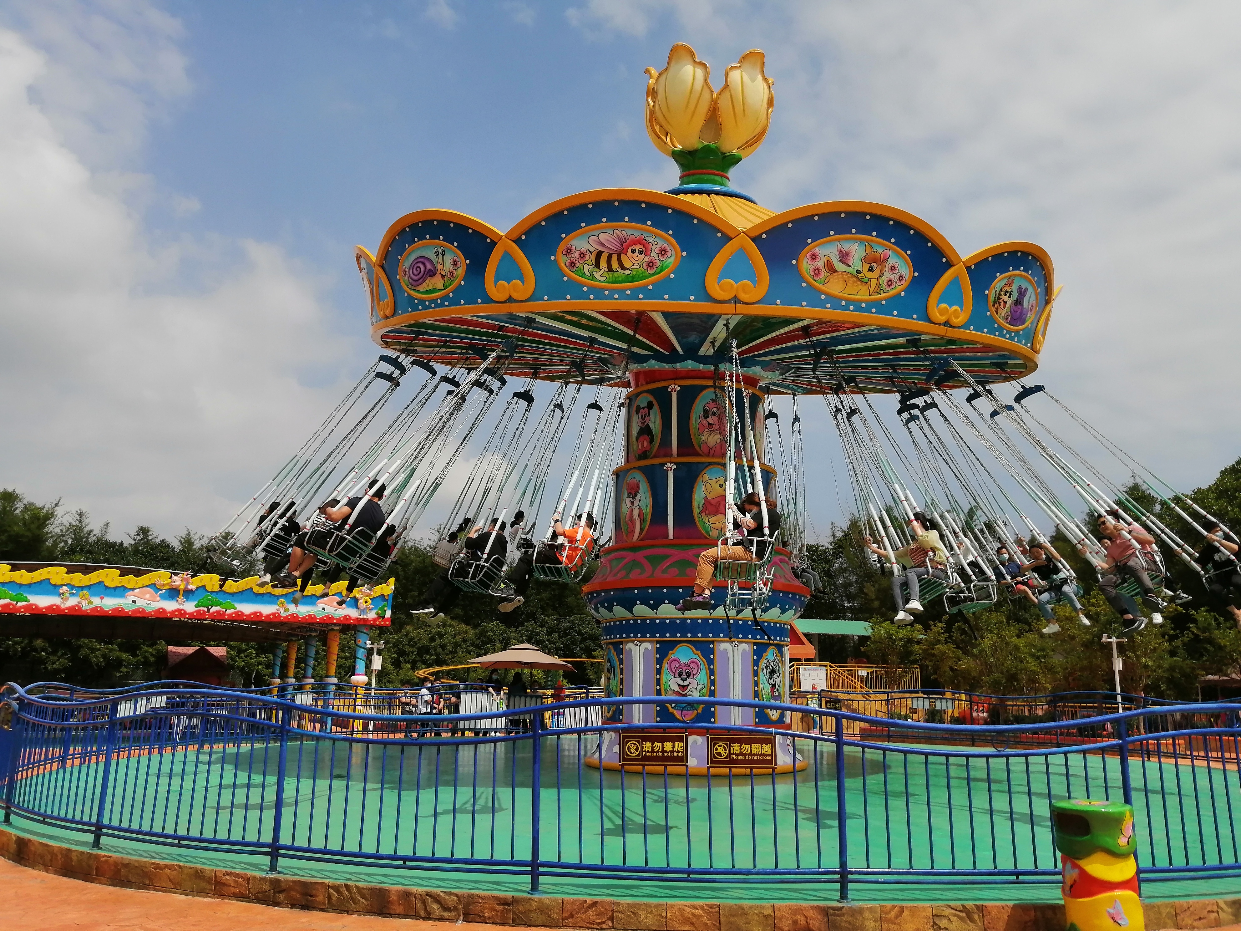 摇头飞椅,作为一种集娱乐,刺激与观赏性于一体的大型游乐设施,近年来