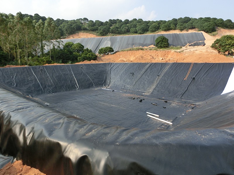 长效土工膜在矿业领域的应用主要集中在尾矿库,尾矿坝,矿渣堆场或堆浸