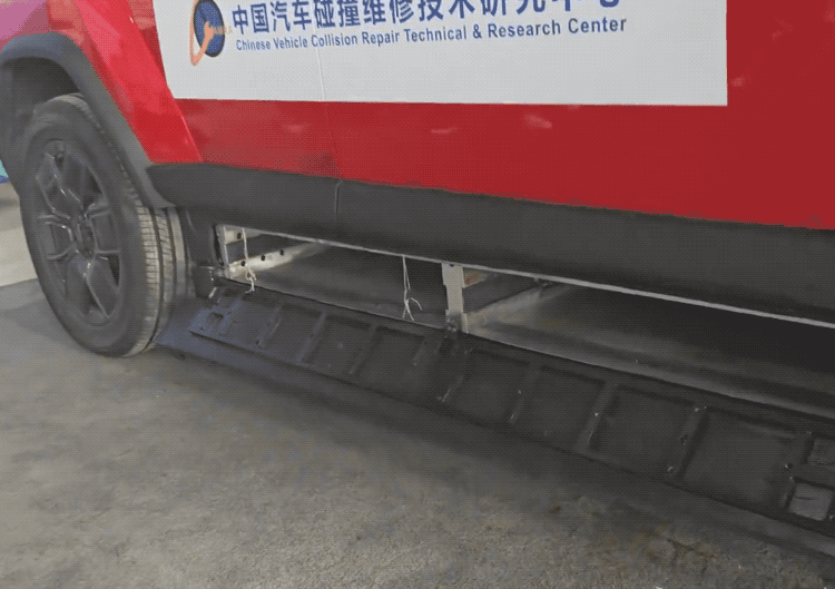 电动车起火电池1秒内弹射，引发众多车主争议：是保车还是害人？-有驾