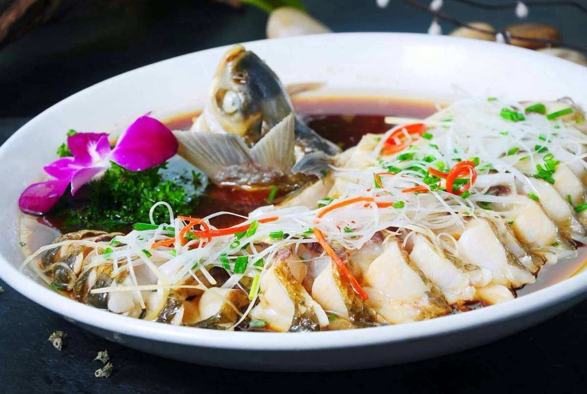 《清蒸武昌鱼:湖北的味觉盛宴》