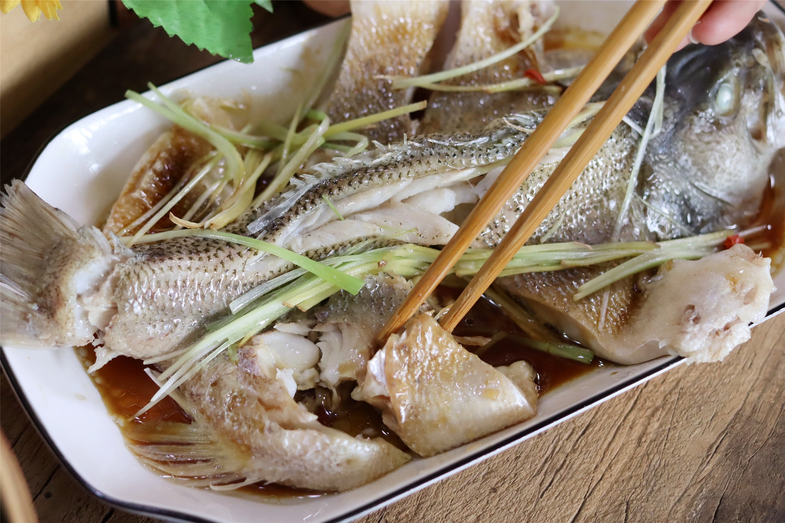 《清蒸武昌鱼:湖北的味觉盛宴》