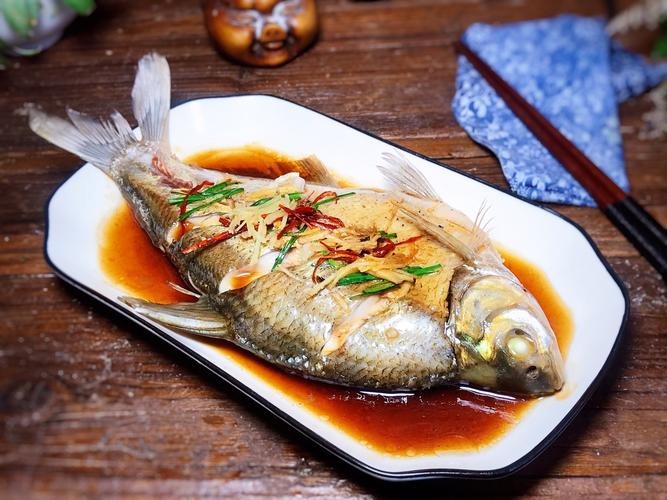 《清蒸武昌鱼:湖北的味觉盛宴》